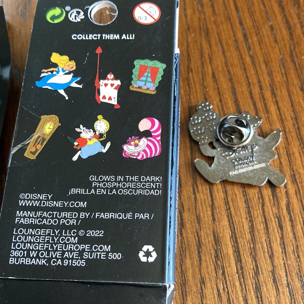 New Disney Loungefly Alice in Wonderland Icon White Rabbit Pin - Picture 2 of 2